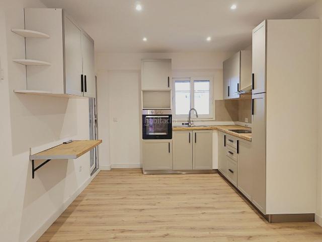 Piso en venta en Sagunt, Avenida de Abril 9 de Octubre. Venta de Vivienda reformada con terraza en Puerto de Sagunto. Pisos.