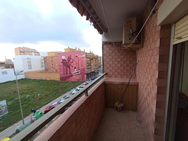 Piso en venta en Sagunt, Nuevo Centro. Espacioso piso de 4 habitaciones y 2 baños en avenida principal. Pisos.