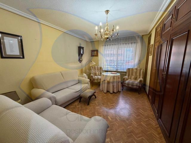 Piso en venta en Salamanca, Labradores. El Búho Inmobiliaria Vende: Amplio piso de 174 m² construidos según catastro con garaje incluido junto a Avenida de Portugal. Pisos.