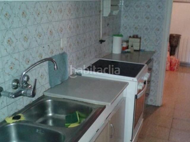 Piso en venta en Salt, Centre. PARA INVERSORES. EN VENTA PISO EN SALTZONA PLAZA VERDAGUER DE 100m2 CON 3 HABITACIONES, 1 BAÑO y TERRAZA. Pisos.
