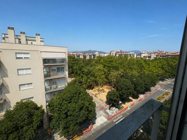 Piso en venta en Salt, Maçana. Última planta amb molta llum, vistes obertes, aparcament i traster a Salt Habitatge de Protecció Oficial HPO. Pisos.