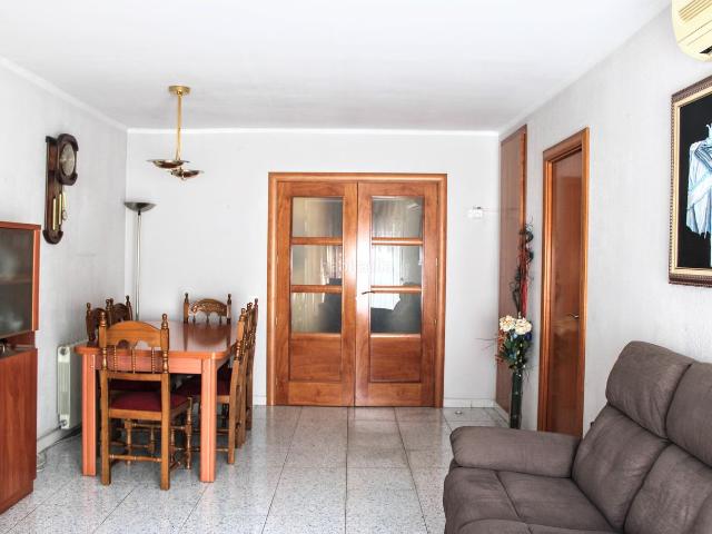Piso en venta en Salt, Veïnat. Vivienda de 4 dormitorios, calefacción y posibilidad de aparcamiento. Pisos.