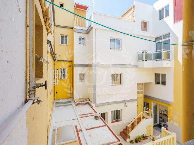 Piso en venta en San Cristóbal de La Laguna, La Laguna. Luminoso piso con terraza privada en Calle Las Américas, La Laguna. Pisos San Cristóbal de La.