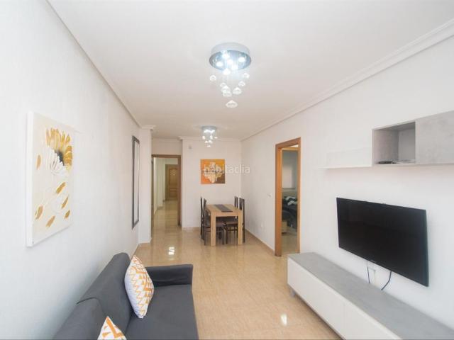 Piso en venta en San Isidro. Descubra este impresionante apartamento completamente renovado ubicado en el vibrante centro de San Isidro en la calle José Antoni. Pisos San.
