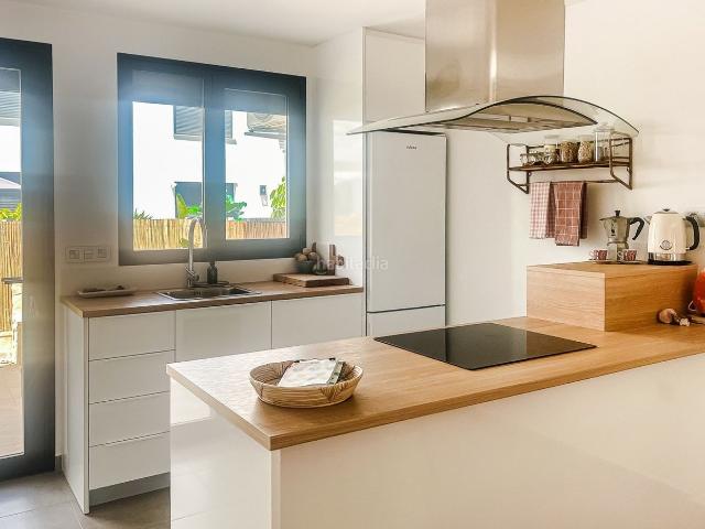 Piso en venta en San Javier, Santiago de La Ribera. Nowoczesny apartament w stylu Ibizy ndash spacer do plazy! Zanurz sie w sroacutedziemnomorskim stylu zycia w tym zachwycajacym, no. Pisos San.