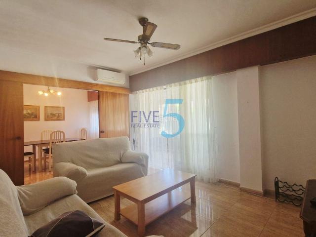 Piso en venta en San Javier, Santiago de La Ribera. 5 Real Estate se complace en comercializar este amplio apartamento de 3 dormitorios y 1,5 baños en la planta baja, a poca distanci. Pisos San.