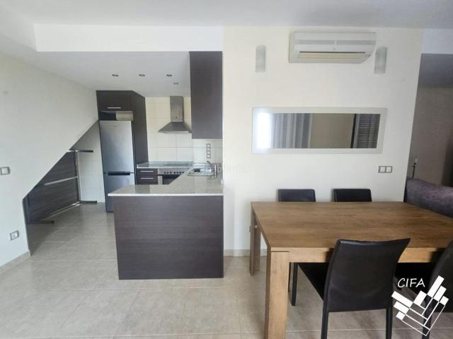 Piso en venta en San Jorge. Dúplex en venta con terrazas, piscina comunitaria y parking incluido. Pisos San.
