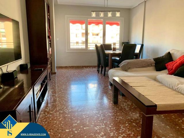 Piso en venta en San Juan de Alicante, Centro. Apartamento renovado con terraza, en la provincia de Alicante, en la ciudad de Alicante. 3 habitaciones 130 m² 2,5 km del mar. Pisos San Juan de.