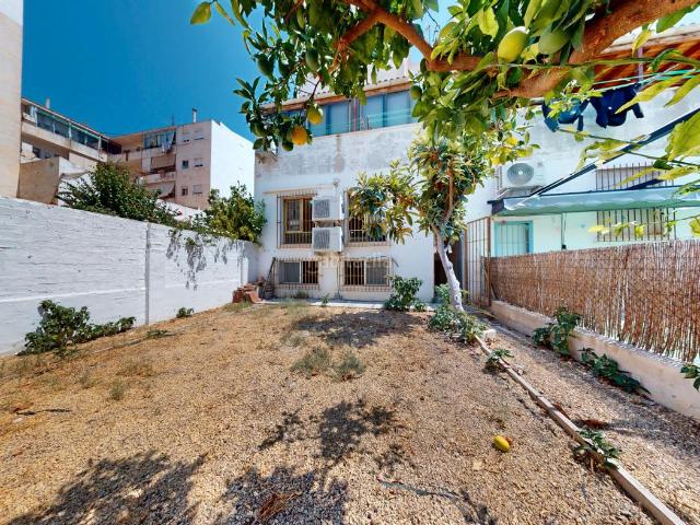 Piso en venta en San Juan de Alicante, Centro. Espectacular bajo con jardin privado. Pisos San Juan de.