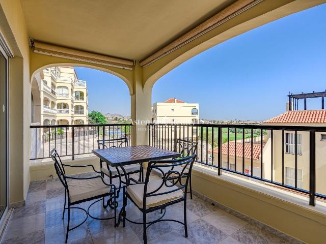 Piso en venta en San Miguel de Abona, Golf del Sur Amarilla Golf. Tu Oportunidad de Lujo en Ocean Golf and Country Club Moderno Apartamento de 1 Habitación con Vistas Panorámicas. Pisos San Miguel.