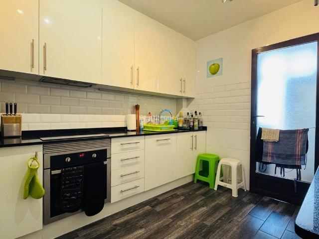 Piso en venta en San Miguel de Salinas. Este fantástico ático de tres habitaciones y dos baños está situado en la popular ciudad española de San Miguel de Salinas. La pro. Pisos San Miguel de.