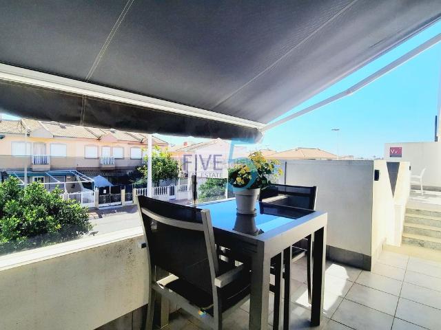 Piso en venta en San Pedro del Pinatar, Lo Pagán. Apartamento moderno de 2 habitaciones y 2 baños en la última planta en la popular Lo Pagan, con piscina común, aparcamiento y un g. Pisos San Pedro.