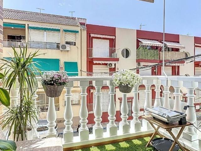 Piso en venta en San Pedro del Pinatar, Los Cuarteros. A solo 200 metros de la arena, este excepcional apartamento de 99 msup2 ha sido renovado al maacutes alto nivel, combinando el maa. Pisos San.