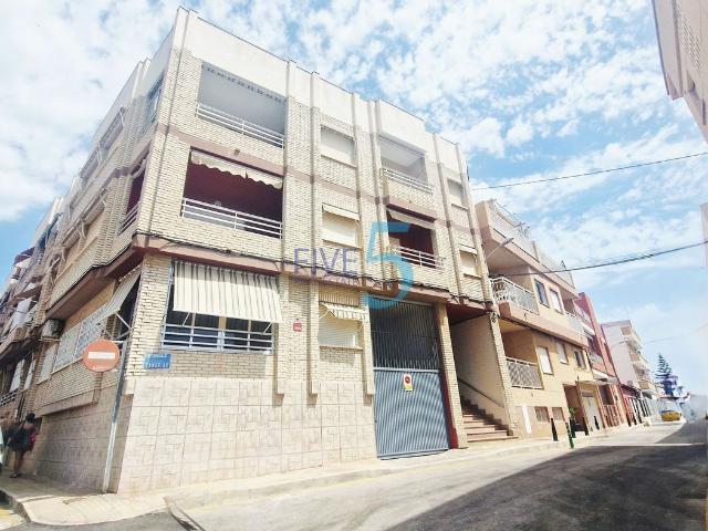 Piso en venta en San Pedro del Pinatar, Los Cuarteros. En venta en San Pedro del Pinatar, este apartamento de 2 habitaciones y 1 baño ofrece un estilo de vida de playa con vistas al mar. Pisos San.