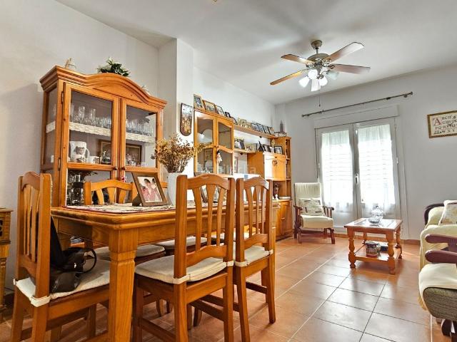 Piso en venta en Sanlúcar de Barrameda, Ayuntamiento Barrio Alto. Amplia vivienda en planta baja en el encantador Barrio Alto de SanlúcarHay viviendas que destacan por sus metros, otras por su ubi.