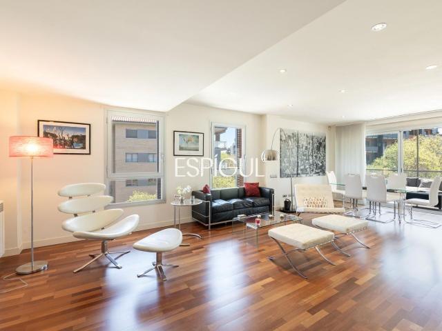 Piso en venta en Sant Cugat del Vallès, Volpelleres. Piso con gran terraza, piscina comunitaria, y 4 dormitorios en Volpelleres. Pisos Sant Cugat del.