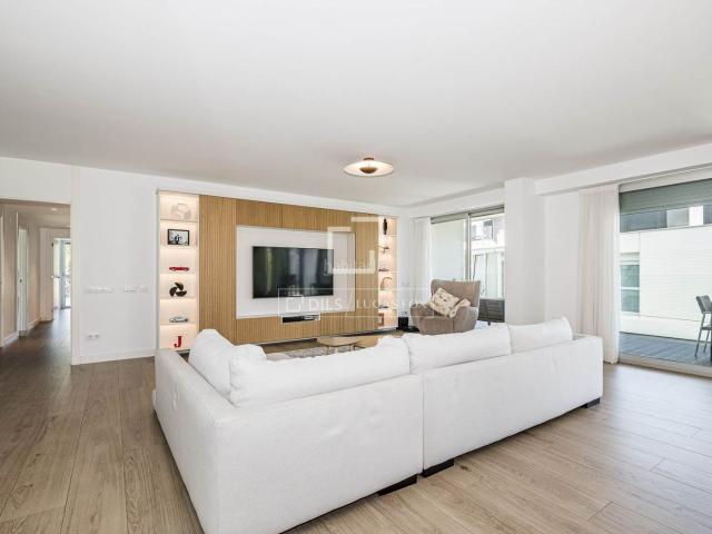 Piso en venta en Sant Cugat del Vallès, Golf Can Trabal. Piso en excelentes condiciones de 5 dormitorios con 150 m de terraza en venta en GolfCan Trabal. Pisos Sant Cugat del.