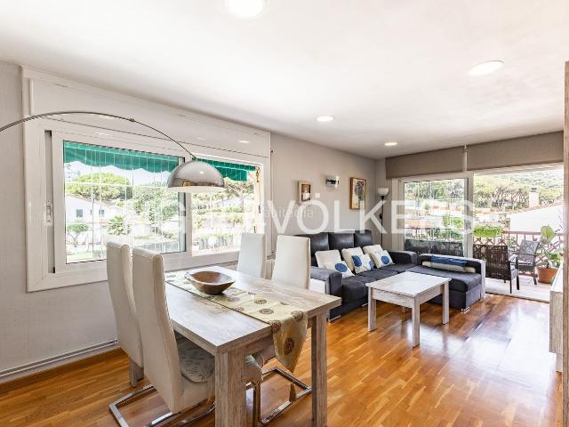 Piso en venta en Sant Andreu de Llavaneres, Centre. Piso reformado con terraza, piscina comunitaria y vistas. Pisos Sant Andreu de.