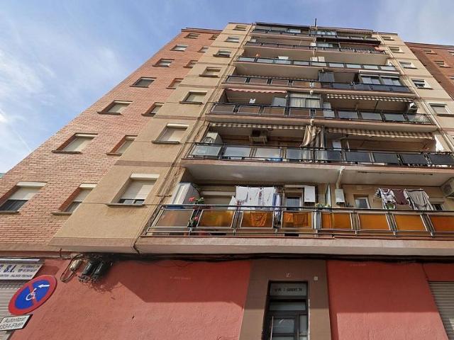 Piso en venta en Sant Adrià de Besos, de 56 m² 3 habitaciones por 160.000