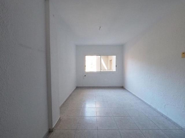 Piso en venta en Sant Adrià de Besos, de 56 m² 3 habitaciones por 195.000