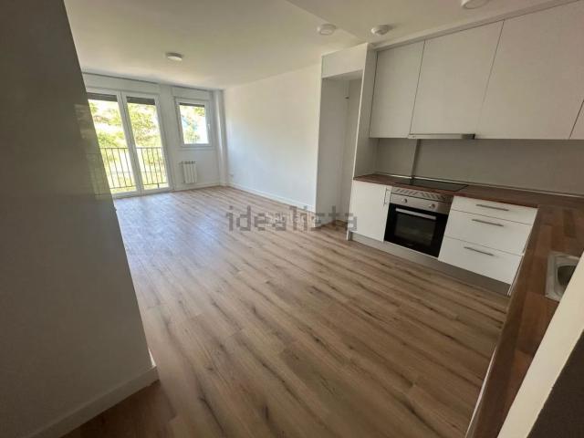 Piso en venta en Sant Boi de Llobregat, Vinyets Molí Vell. Descubre tu nuevo hogar! Vivienda seminueva de 2021 con 2 dormitorios, balcón, cocina equipada, aerotermia, climatización por cond. Pisos.