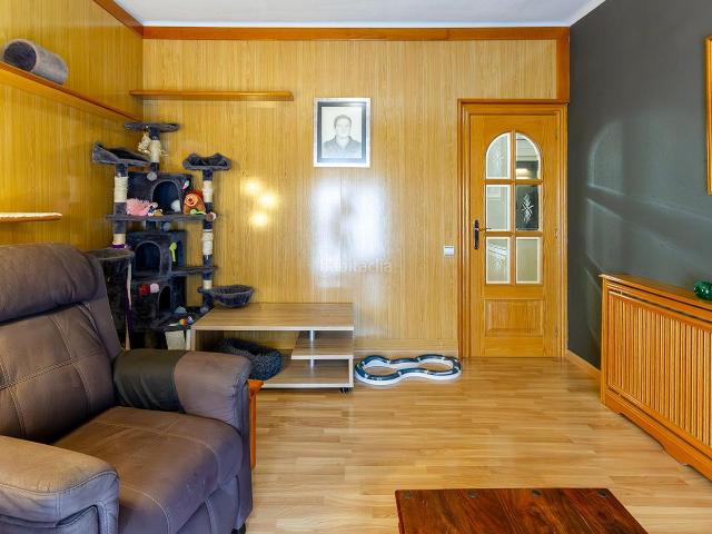 Piso en venta en Sant Boi de Llobregat, Marianao. Piso amplio en finca de solo tres vecinos con ascensor y parking opcional. Pisos Sant Boi de.