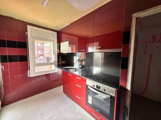 Piso en venta en Sant Joan les Fonts, de 63 m² 3 habitaciones por 175.000