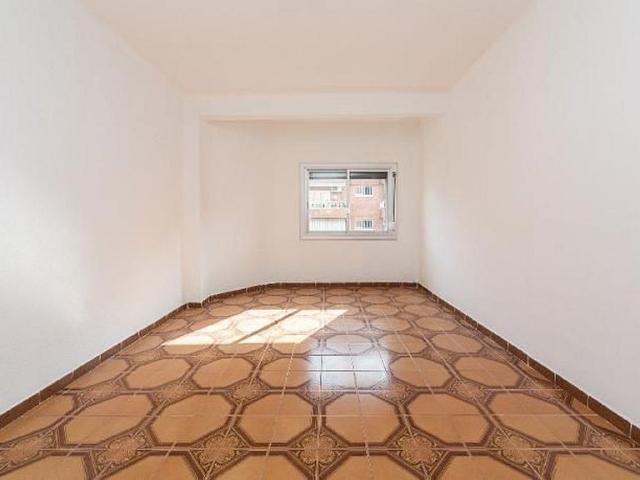 Piso en venta en Santa Coloma de Gramanet, de 57 m² 3 habitaciones por 106.360