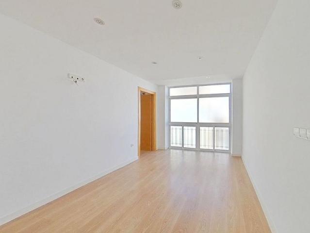 Piso en venta en Santa Coloma de Gramanet, de 64 m² 3 habitaciones por 204.000