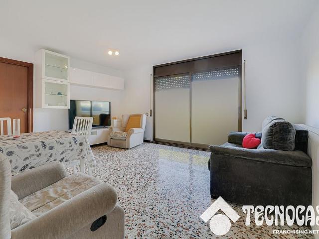 Piso en venta en Santa Coloma de Gramanet, de 101 m² 4 habitaciones por 365.000