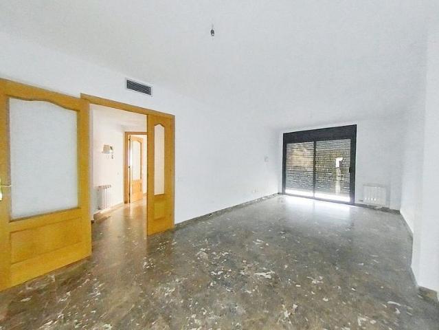 Piso en venta en Santa Coloma de Gramanet, de 116 m² 4 habitaciones por 303.500
