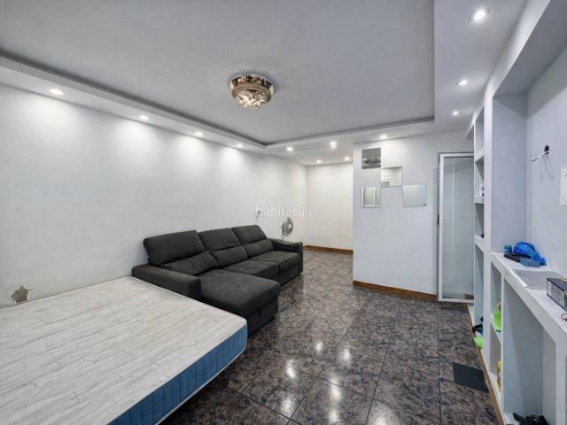 Piso en venta en Santa Coloma de Gramenet, Fondo. Vivienda con patio en zona bien comunicada. Pisos Santa Coloma de.