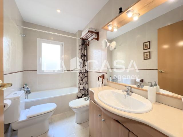 Piso en venta en Santa Coloma de Gramenet, Les Oliveres. Piso de 134 m con 4 dormitorios y ascensor en Santa Coloma de Gramenet. Pisos Santa Coloma de.