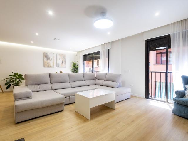 Piso en venta en Santa Cruz de Tenerife, Toscal. Piso Centro Santa Cruz totalmente reformado, 4 habitaciones, garaje, trastero. Pisos Santa Cruz de.