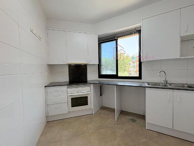 Piso en venta en Santa Perpètua de Mogoda, de 65 m² 3 habitaciones por 293.000