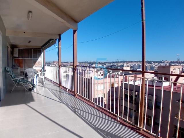 Piso en venta en Santa Pola, Centro. Este encantador ático de 3 habitaciones y 1 baño se encuentra en la mejor ubicación de la ciudad, a poca distancia de la playa, pa. Pisos Santa.