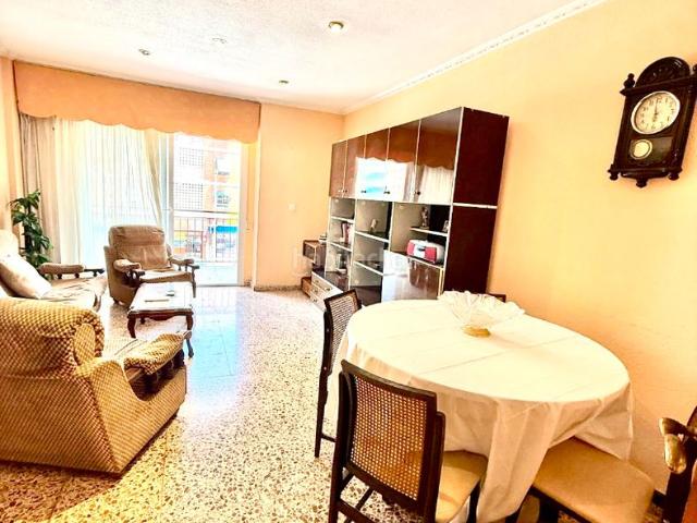 Piso en venta en Santa Pola, Centro. Oportunidad única en Santa Pola! Amplio piso de 3 habitaciones con terraza y parking junto al puerto. Pisos Santa.