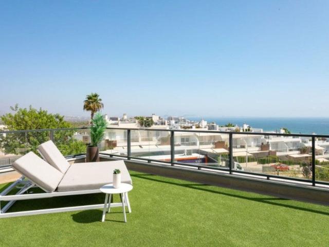 Piso en venta en Santa Pola, Monte y Mar. Apartamento de 3 dormitorios y 2 baños con piscina y jardín, a 900 m de la playa en Gran Alacant. Pisos Santa.