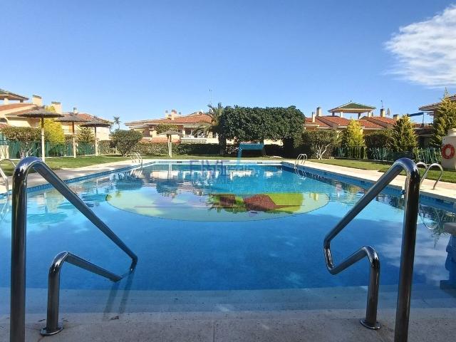 Piso en venta en Santa Pola, Novamar Mediterráneo. Dúplex de 2 habitaciones en urbanización privada con piscina, zonas verdes, áreas deportivas y juegos infantiles. Amueblado y list. Pisos Santa.