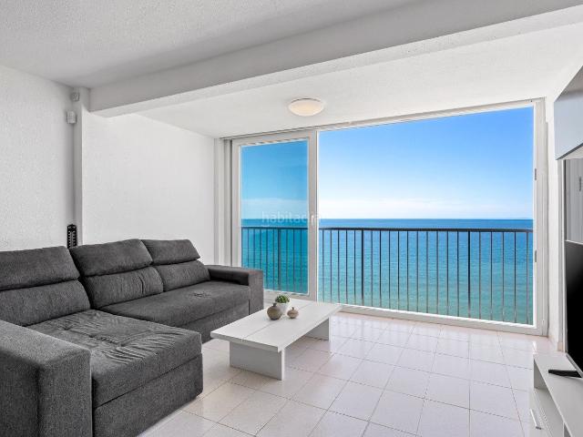 Piso en venta en Santa Pola, Playa Levante. Bienvenido a este precioso apartamento en primera liacutenea de playa en Santa Pola.El edificio estaacute situado en pleno centro. Pisos Santa.