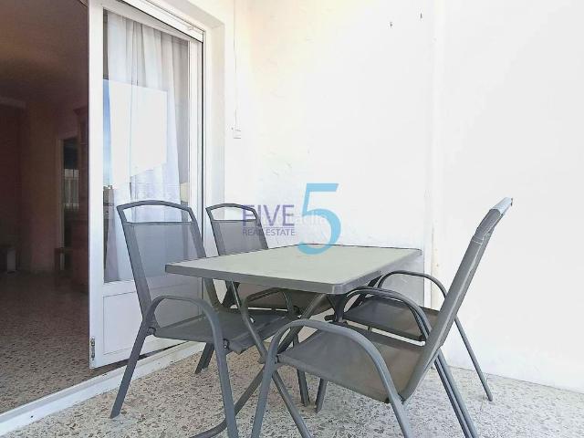 Piso en venta en Santa Pola, Playa Tamarit Playa Lissa. Cuenta con un salón luminoso con acceso a un balcón, ideal para disfrutar del aire libre. Se vende completamente amueblada y lista. Pisos Santa.