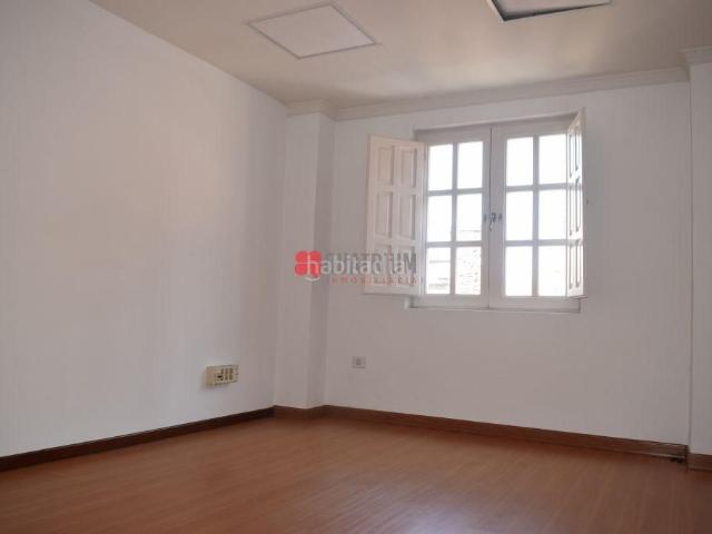 Piso en venta en Santiago de Compostela, Casco Histórico. Amplia vivienda de 171 m con espectacular galería en Plaza Galicia, en pleno corazón de Santiago de Compostela. Pisos Santiago de.