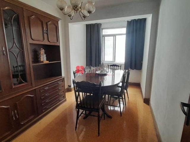 Piso en venta en Santiago de Compostela, Ensanche Sar. Amplia vivienda en venta en Rúa da Rosa, en pleno centro de Santiago de Compostela. Pisos Santiago de.
