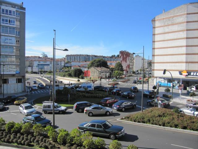 Piso en venta en Santiago de Compostela, Ensanche Sar. Amplio piso exterior y con vistas despejadas hacia el oeste de Santiago, situado en la parte nueva de Santiago de Compostela. M. Pisos.