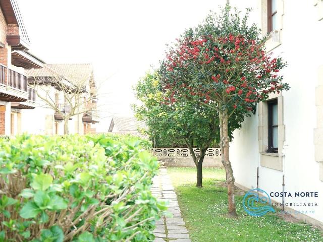 Piso en venta en Santillana del Mar. Apartamento de un dormitorio con jardín comunitario que lo rodea, en Santillana del Mar, Cantabria. Pisos Santillana del.