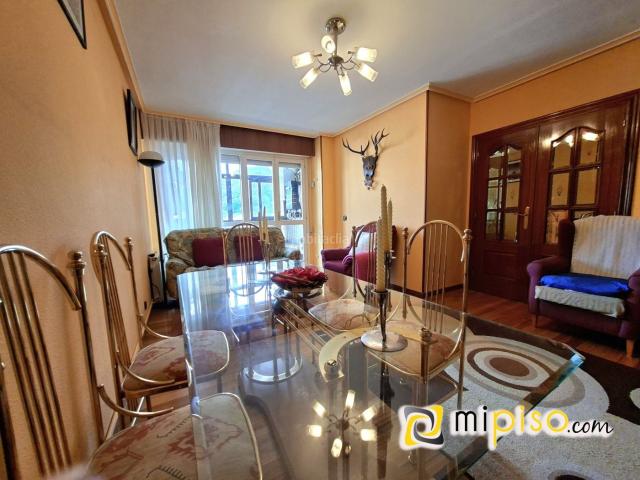 Piso en venta en Santoña. Inmobiliaria Mi Piso te presenta este fantástico piso ubicado en el corazón de la emblemática Villa de Santoña. Su ubicación estr. Pisos.
