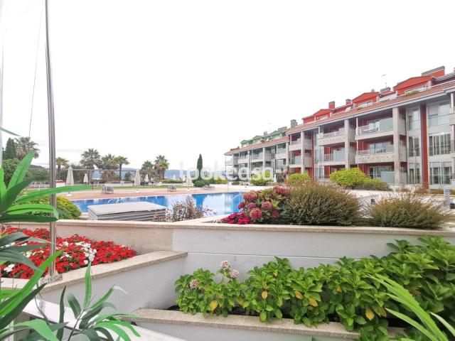 Piso en venta en Sanxenxo, Adina Portonovo. Sanxenxo Portonovo. Piso céntrico a un paso de la playa, en urb. con piscina, gimnasio, vestuarios, zona de juegos, etc. Pisos.