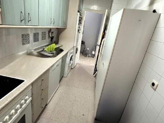 Piso en venta en Sevilla, Colores Entreparques. Amplio Piso en Urbanización con Ascensor y Garaje en Sevilla Este, de renta libre. Pisos.