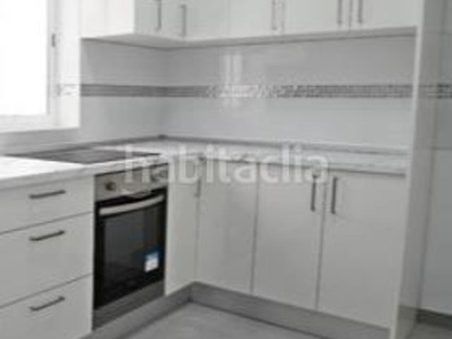 Piso en venta en Sevilla, Colores Entreparques. Piso convertido en mini apartamentos para inversor. Pisos.