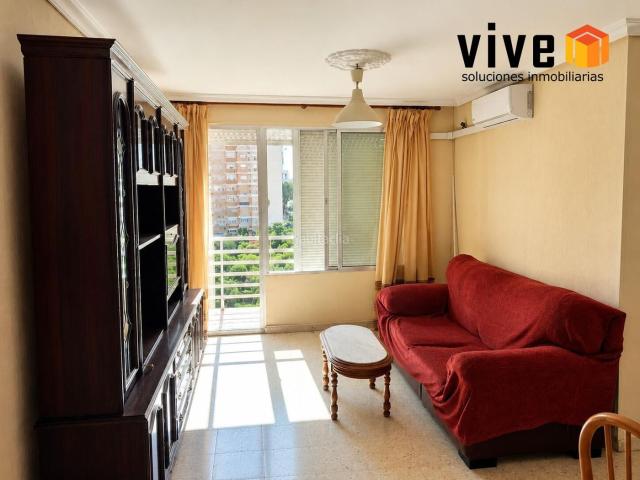 Piso en venta en Sevilla, Cruz Roja. Entra a vivir desde el primer día o invierte con gran potencial! Piso de tres dormitorios con ascensor. Pisos.